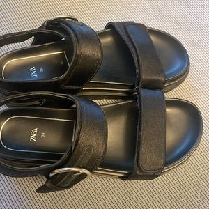 Zara Spring ‘21 Chunky black sandals